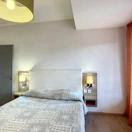 Apartment F2 Pmr, Climatise, Avec Terrasse Et Parking Prive, Au Coeur De - Fr-1-451-194 *