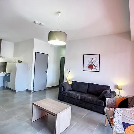 F2 Pmr, Climatise, Avec Terrasse Et Parking Prive, Au Coeur De - Fr-1-451-194 Apartment *