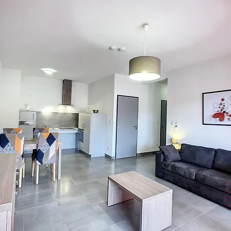 F2 Pmr, Climatise, Avec Terrasse Et Parking Prive, Au Coeur De - Fr-1-451-194 Apartment *