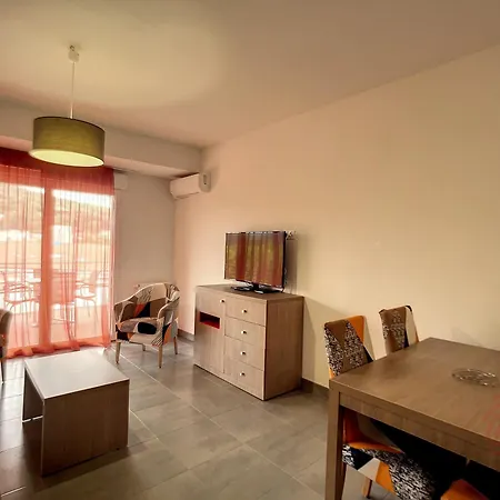 F2 Pmr, Climatise, Avec Terrasse Et Parking Prive, Au Coeur De - Fr-1-451-194 *