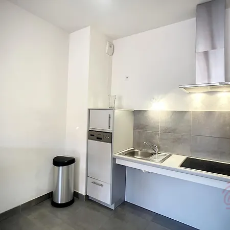 Apartment F2 Pmr, Climatise, Avec Terrasse Et Parking Prive, Au Coeur De - Fr-1-451-194