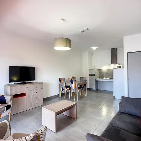 F2 Pmr, Climatise, Avec Terrasse Et Parking Prive, Au Coeur De - Fr-1-451-194 Apartment Lamalou-les-Bains