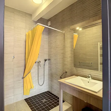 F2 Pmr, Climatise, Avec Terrasse Et Parking Prive, Au Coeur De - Fr-1-451-194 Apartment *