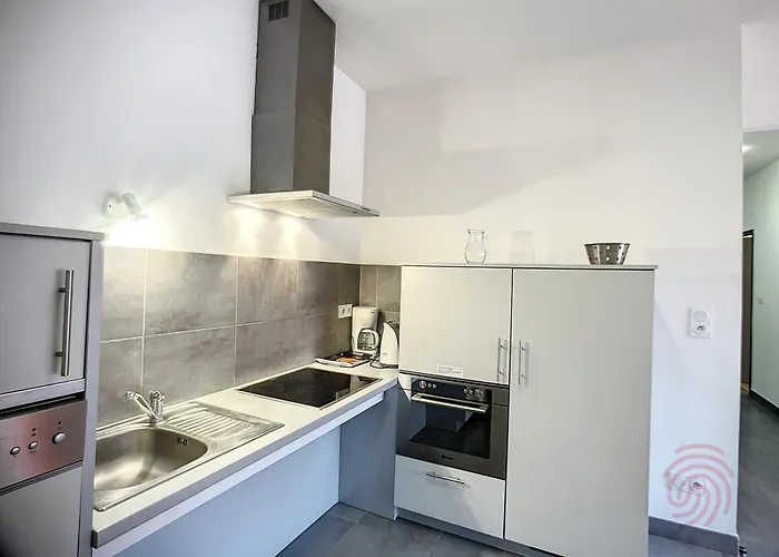F2 Pmr, Climatise, Avec Terrasse Et Parking Prive, Au Coeur De - Fr-1-451-194 Lamalou-les-Bains