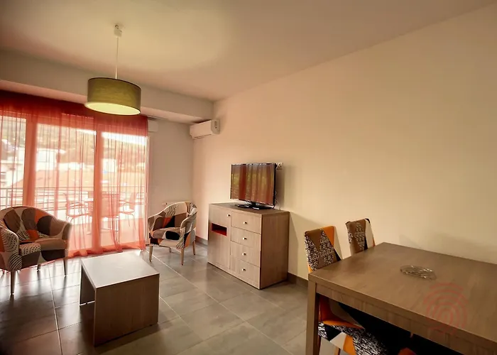 F2 Pmr, Climatise, Avec Terrasse Et Parking Prive, Au Coeur De - Fr-1-451-194 *