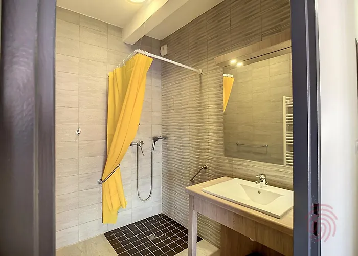 F2 Pmr, Climatise, Avec Terrasse Et Parking Prive, Au Coeur De - Fr-1-451-194 Apartmán *