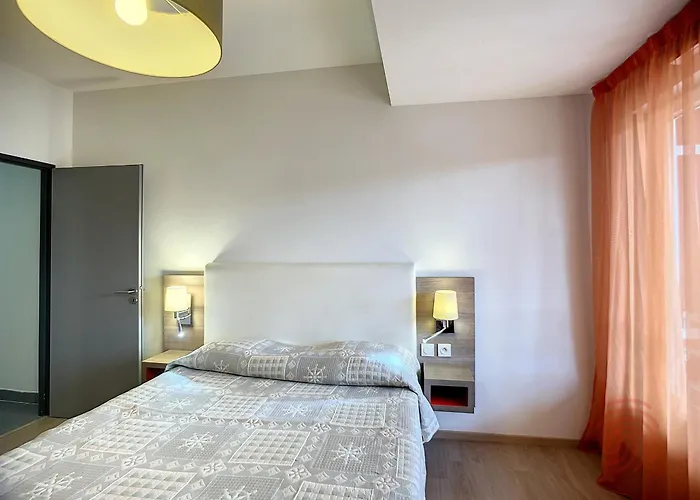 Apartmán F2 Pmr, Climatise, Avec Terrasse Et Parking Prive, Au Coeur De - Fr-1-451-194 *